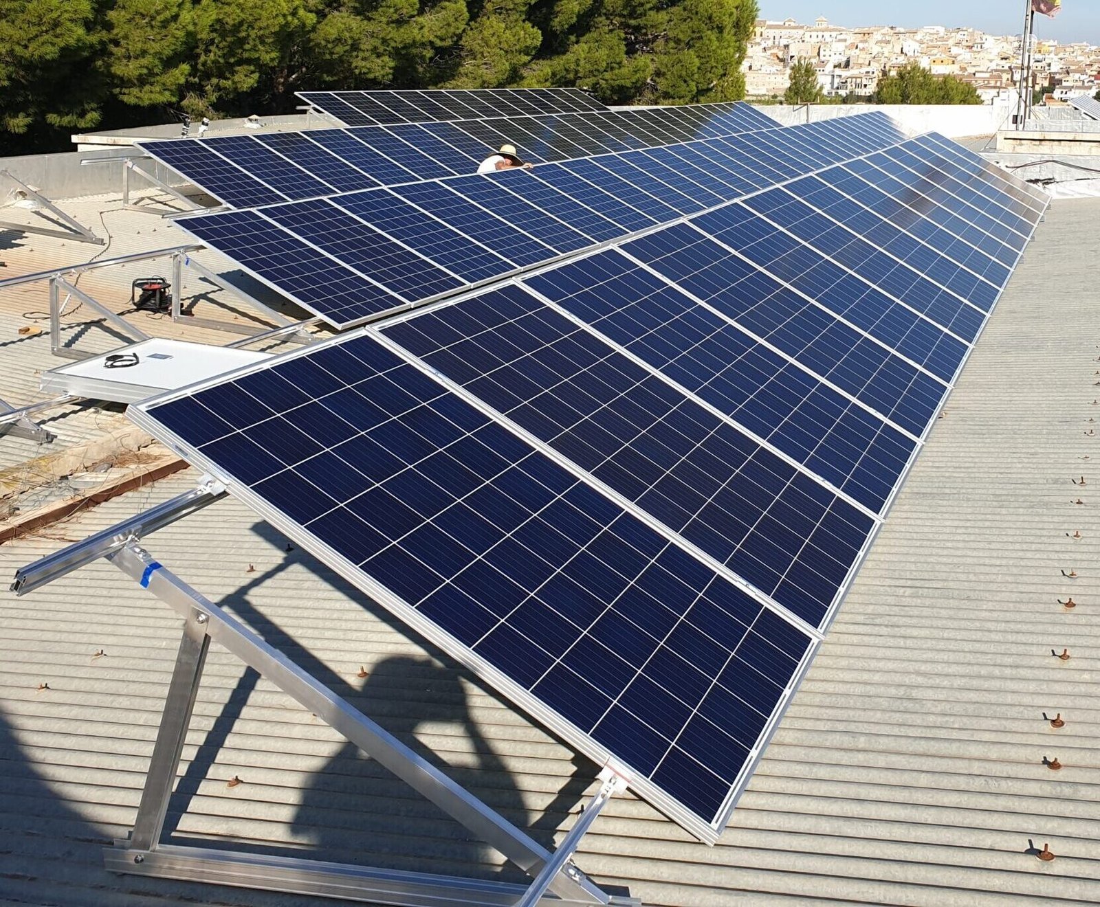 Inicio Paneles solares fotovoltaicos instalados en una casa moderna