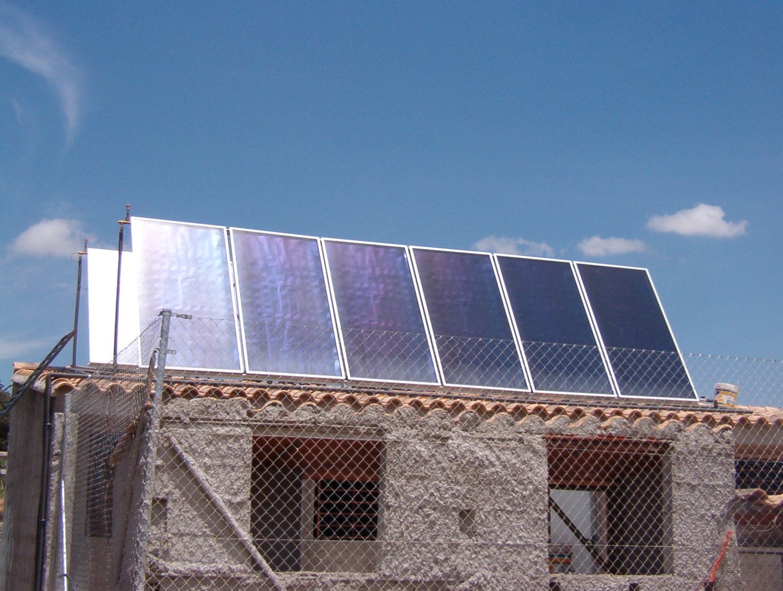 Energías Renovables Paneles solares térmicos instalados en una casa moderna