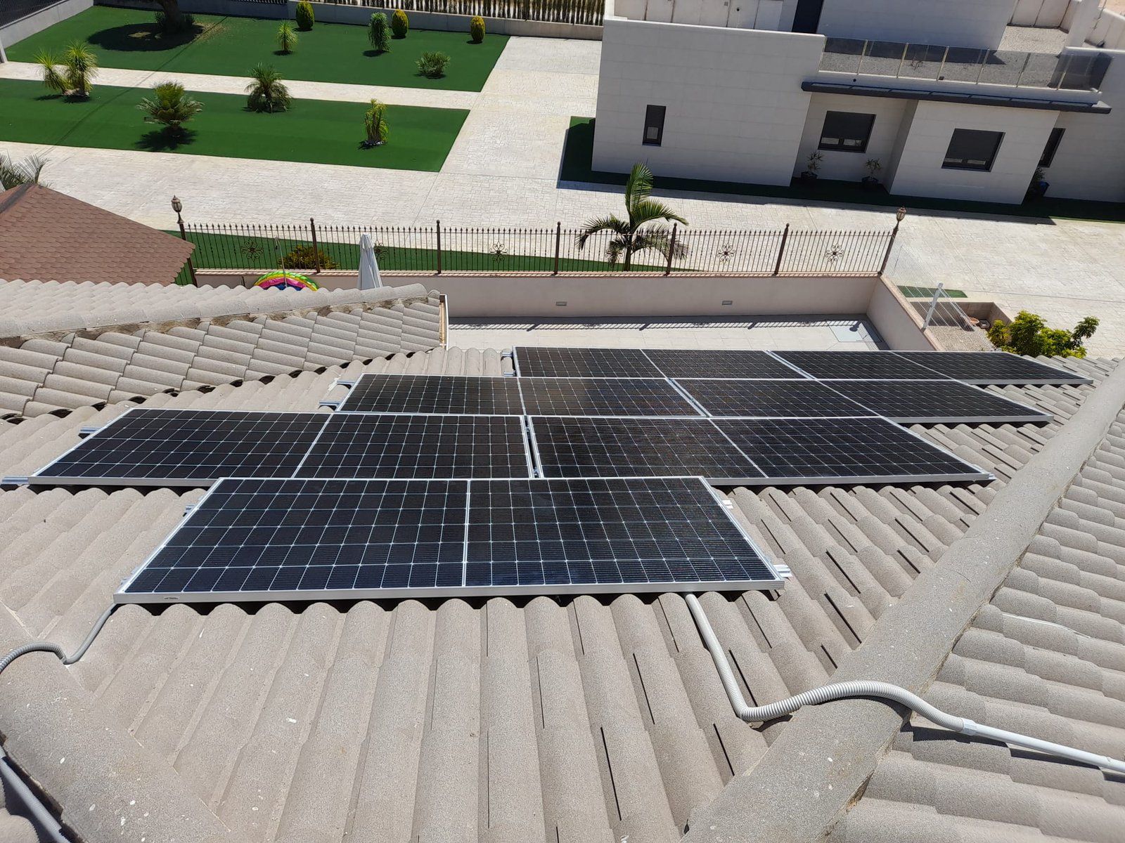 Eficiencia Energética Paneles solares fotovoltaicos instalados en una casa ecológica
