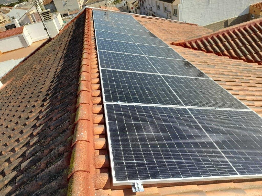 Casa Ecológica instalación solar fotovoltaica de autoconsumo colocada en el tejado de una vivienda