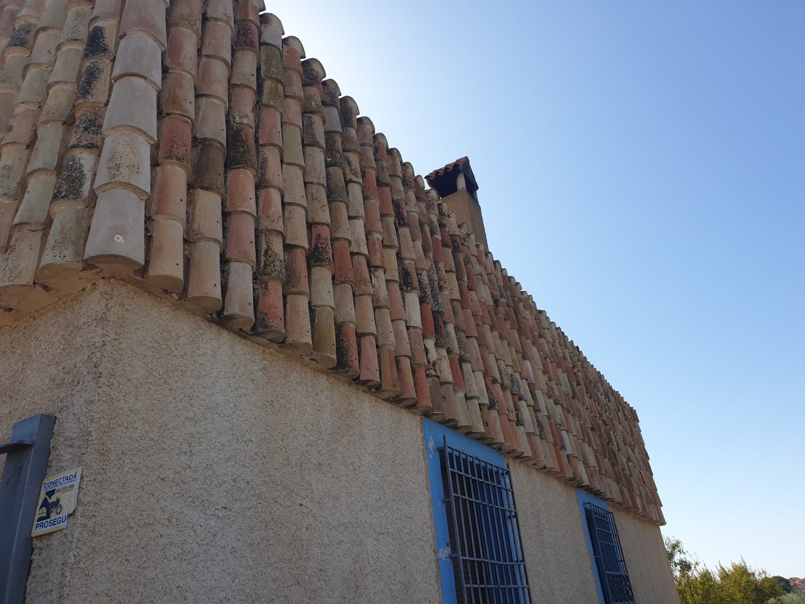 Casa Ecológica casa ecológica con tejas colocadas en la fachada