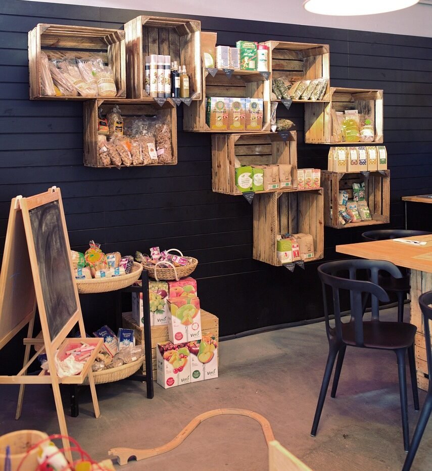 Nosotros interior de una tienda decorado con cajas de madera usadas para poner productos