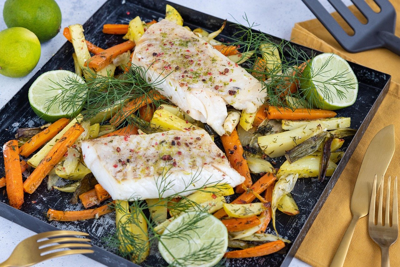 Salud menú a la plancha con pescado y verdura variada para comida sana