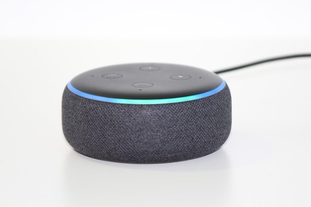 Domotica Altavoz alexa sobre una mesa para control domótico