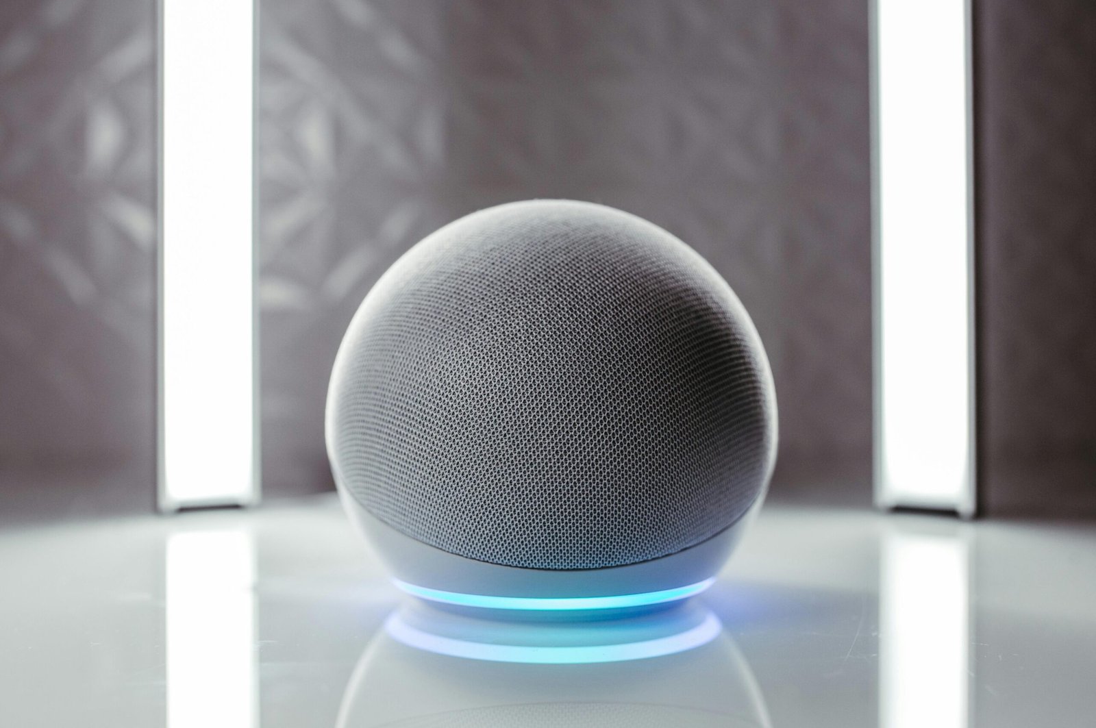 Inicio altavoz alexa sobre una mesa de una casa domótica