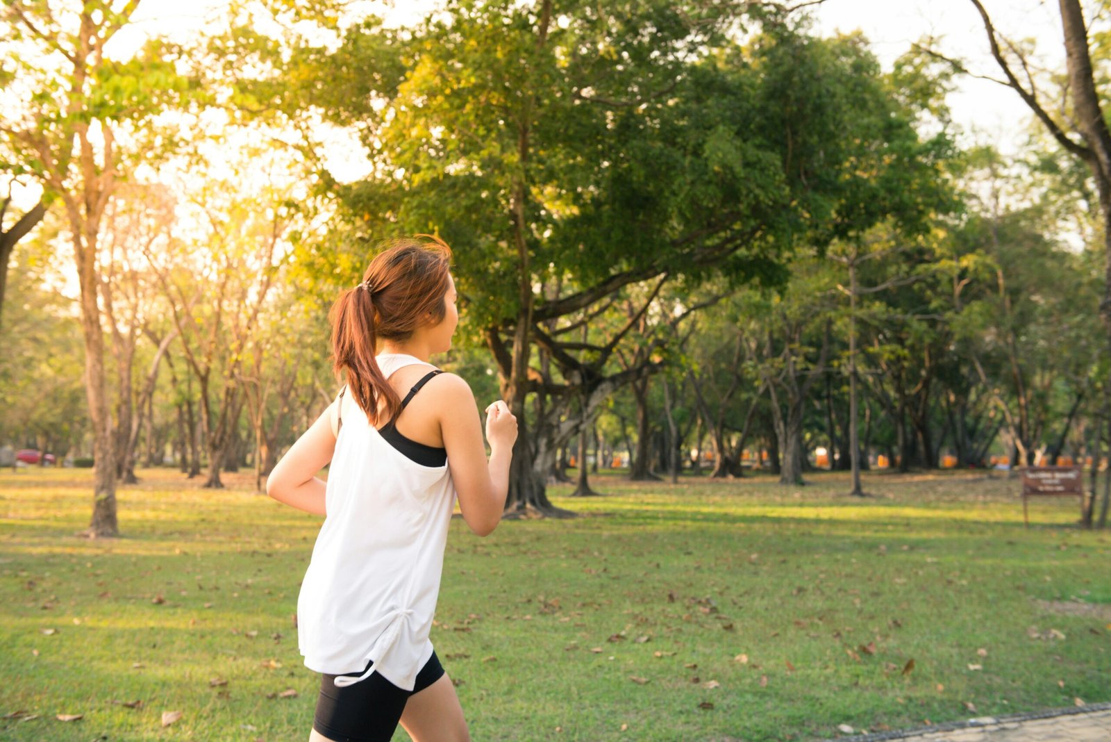 Salud Mujer haciendo corriendo enmedio de la naturaleza