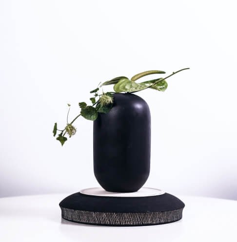 Salud recipiente de cerámica negro decorado conteniendo cosméticos ecológicos